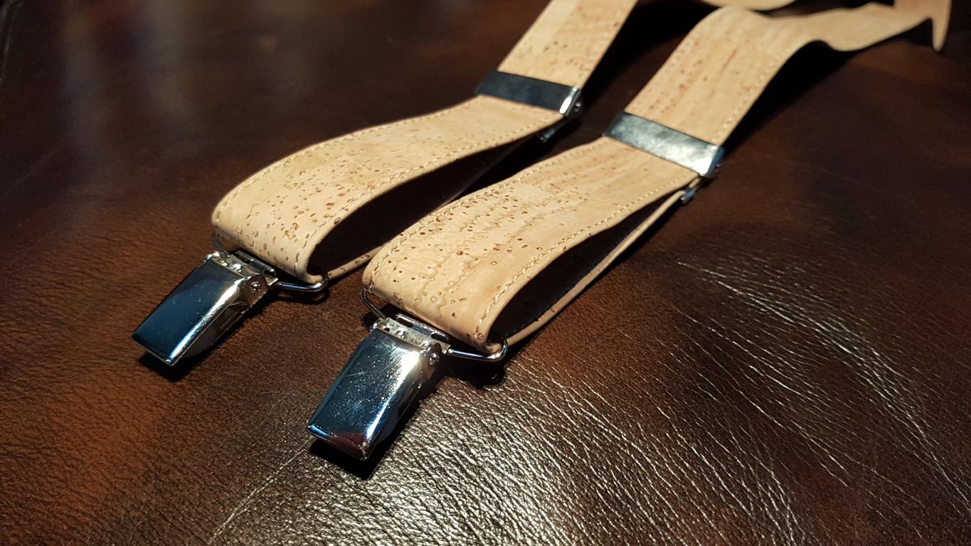 Beige Hosenträger aus Kork Maserung