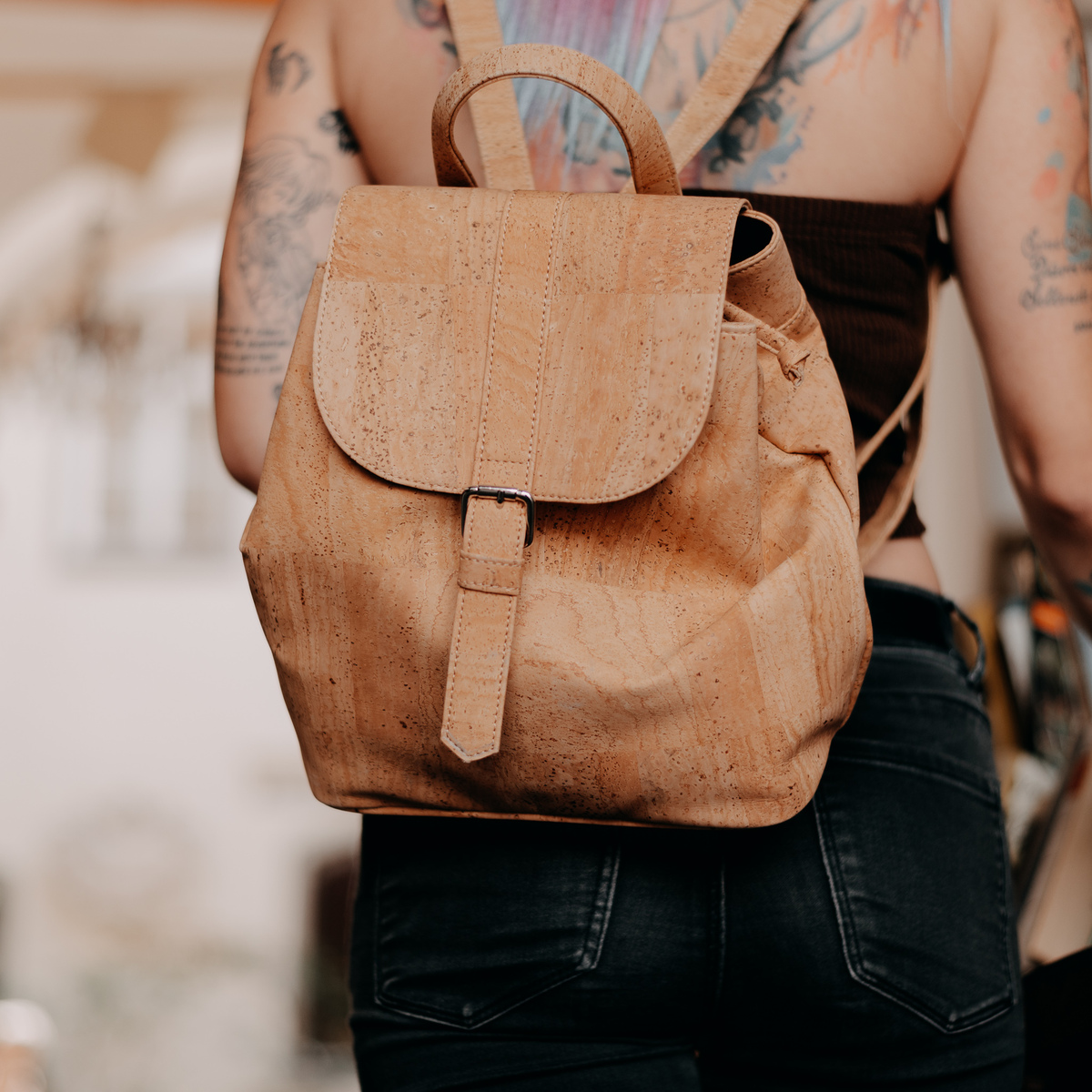 getragener Rucksack in beige