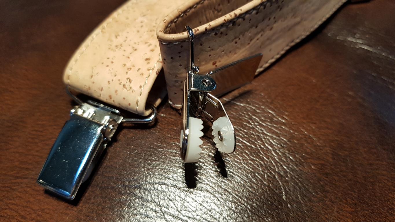Beige Hosenträger aus Kork Verschluss