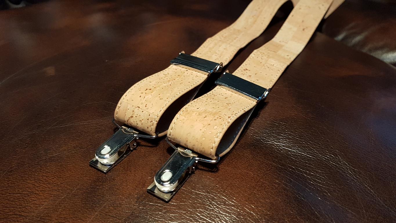 Beige Hosenträger aus Kork Detail
