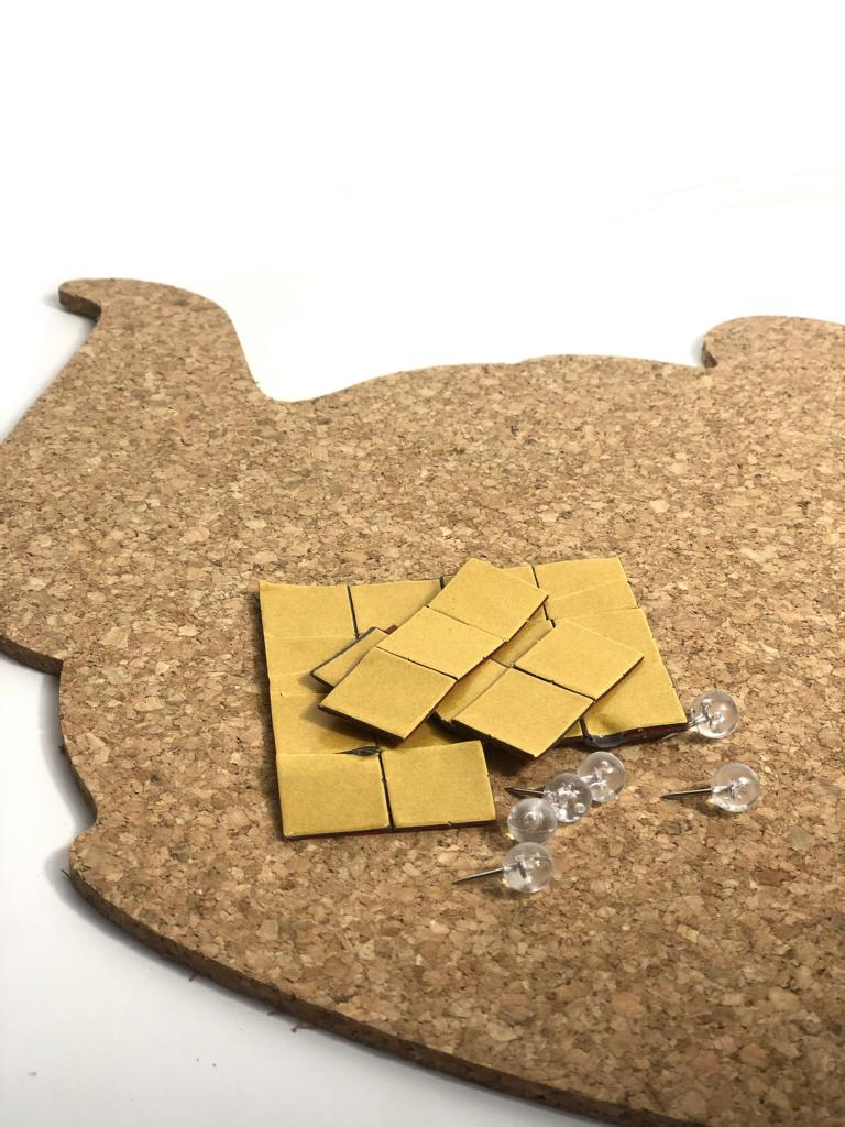 Pinnwand aus Kork in der Form einer Kaffee-Kanne