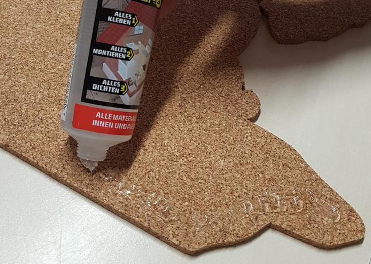 Kleber zum Befestigen von Kork an rauen Wänden wie Raufasertapete