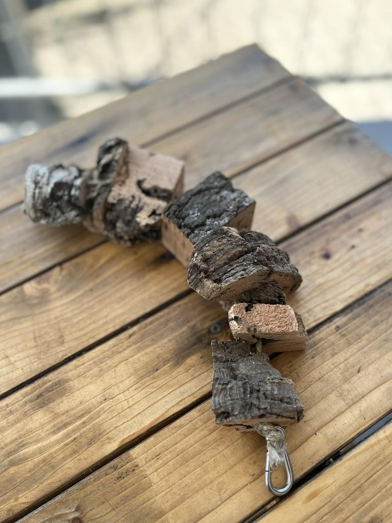 kurze Knabberkette für Vögel aus Kork
