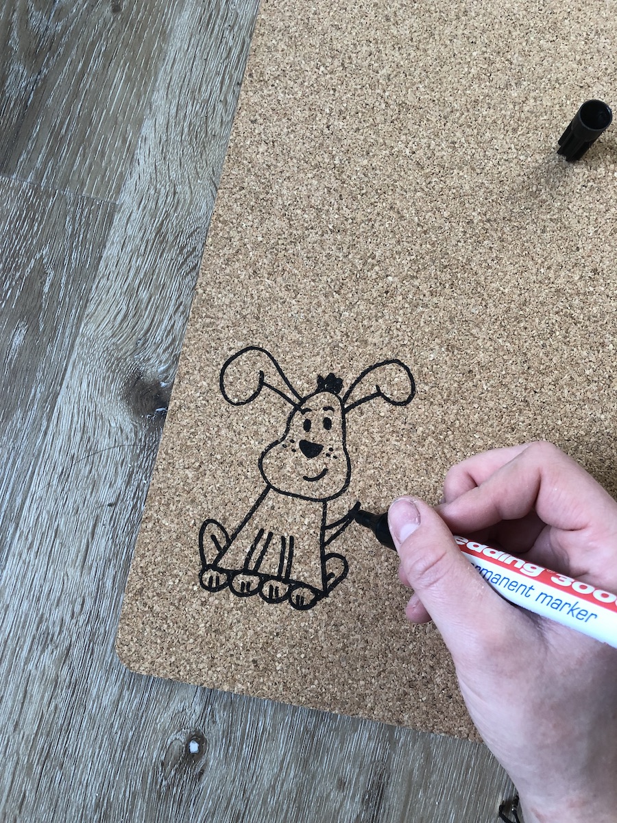 Gezeichneter Hund auf Napfunterlage